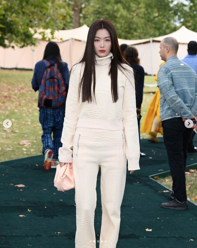 Dalam kesempatan itu, Jun Ji Hyun tampil elegan dalam balutan turtle neck berwarna broken white yang serasi dengan bawahannya. Dia pun menjinjing koleksi clutch Burberry berwarna soft pink.Foto: Instagram