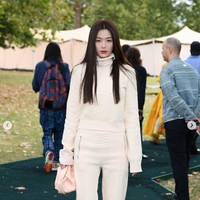 Dalam kesempatan itu, Jun Ji Hyun tampil elegan dalam balutan turtle neck berwarna broken white yang serasi dengan bawahannya. Dia pun menjinjing koleksi clutch Burberry berwarna soft pink.Foto: Instagram