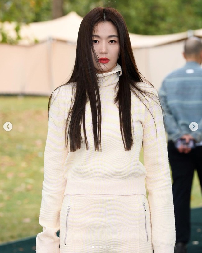 Rambut lurusnya dibiarkan tergerai. Mengingatkan penggemar dengan penampilan Jun Ji Hyun dalam film Korea romantis legendaris, My Sassy Girl pada tahun 2001.Foto: Instagram