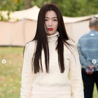 Rambut lurusnya dibiarkan tergerai. Mengingatkan penggemar dengan penampilan Jun Ji Hyun dalam film Korea romantis legendaris, My Sassy Girl pada tahun 2001.Foto: Instagram