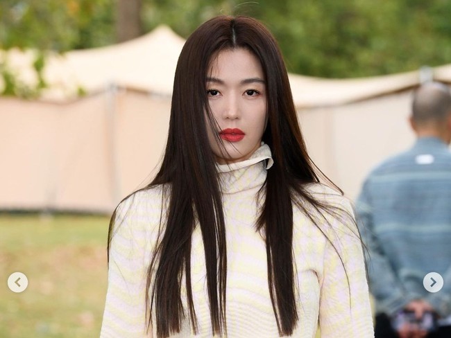 Gaya Jun Ji Hyun Bersanding dengan Son Heung Min di Fashion Show Burberry