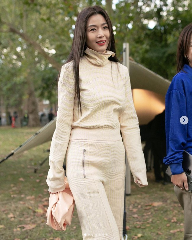 Jun Ji Hyun menjadi tamu spesial di London Fashion Week 2023. Bintang drama Korea Jirisan itu menghadiri peragaan busana Burberry, yang memamerkan koleksi Spring/Summer 2024, pada Senin (18/9/2023) waktu setempat. Foto: Instagram