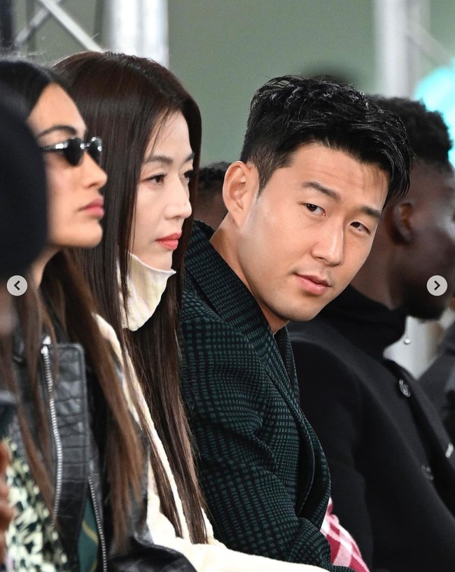 Jun Ji Hyun dan Son Heung Min menjadi perbincangan saat pertama kali disandingkan di London Fashion Week 2023 pada Senin (20/2/2023). Pasalnya Jun Ji Hyun meminta tanda tangan sang pesepakbola dan mengaku sebagai penggemar Son Heung Min.Foto: Instagram