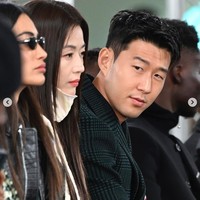 Jun Ji Hyun dan Son Heung Min menjadi perbincangan saat pertama kali disandingkan di London Fashion Week 2023 pada Senin (20/2/2023). Pasalnya Jun Ji Hyun meminta tanda tangan sang pesepakbola dan mengaku sebagai penggemar Son Heung Min.Foto: Instagram