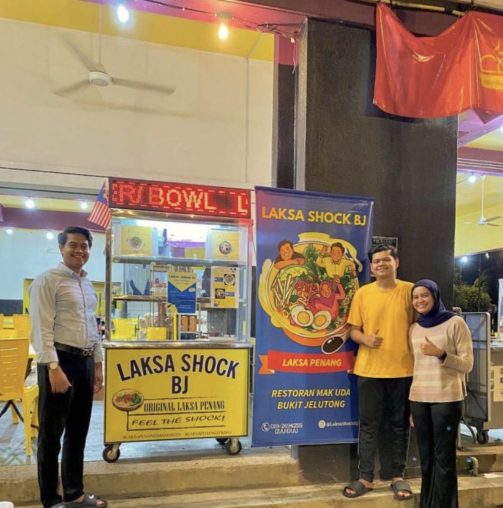 Gigih! Pria Ini Siangnya Kerja Kantoran, Malamnya Jualan Laksa