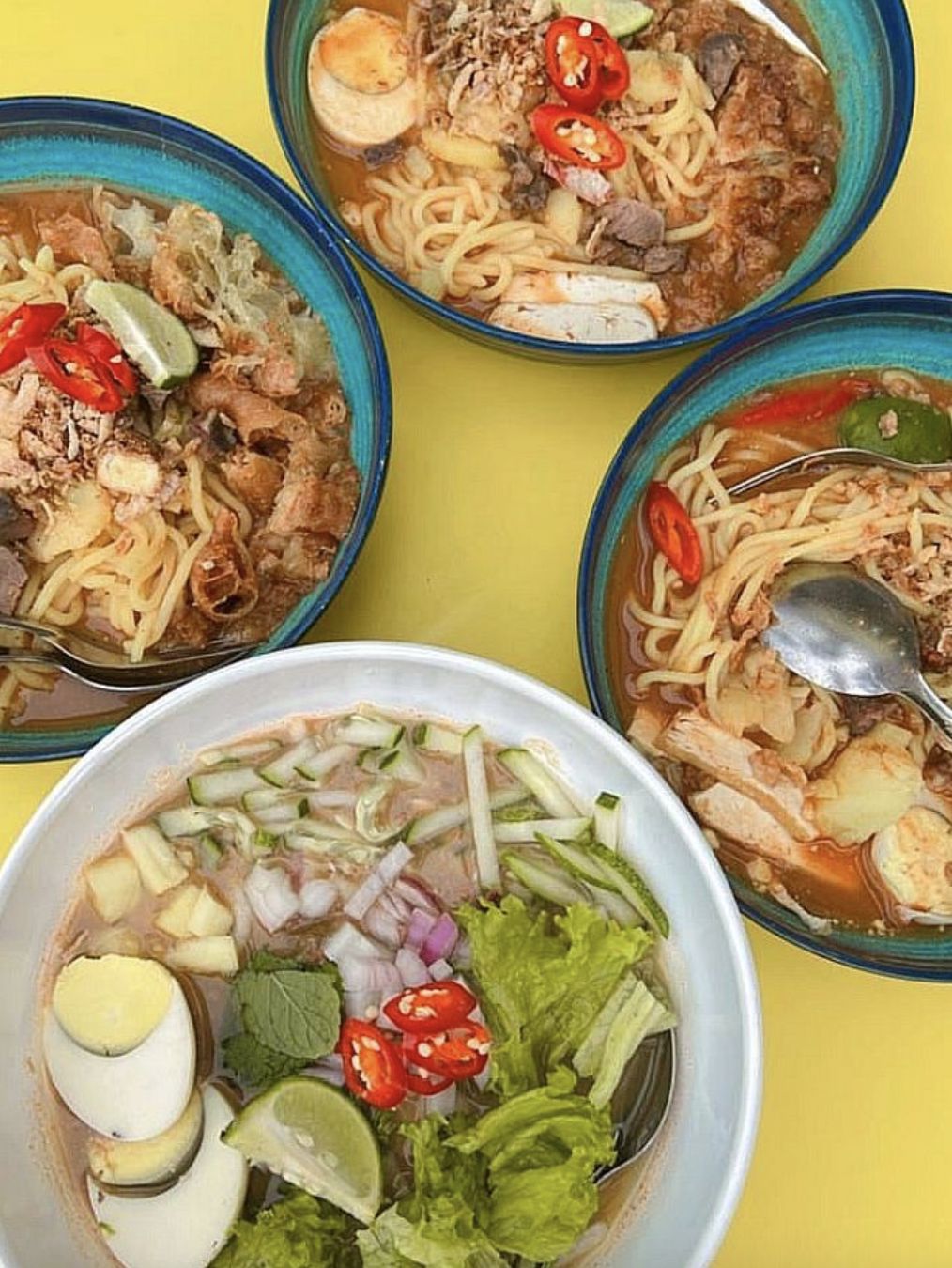 Gigih! Pria Ini Siangnya Kerja Kantoran, Malamnya Jualan Laksa
