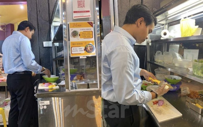 Gigih! Pria Ini Siangnya Kerja Kantoran, Malamnya Jualan Laksa