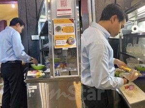 Gigih! Pria Ini Siangnya Kerja Kantoran, Malamnya Jualan Laksa