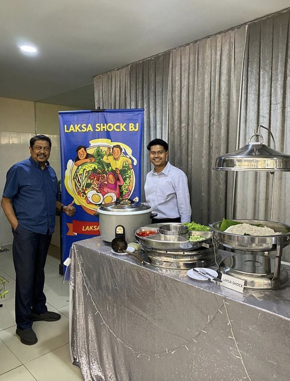 Gigih! Pria Ini Siangnya Kerja Kantoran, Malamnya Jualan Laksa