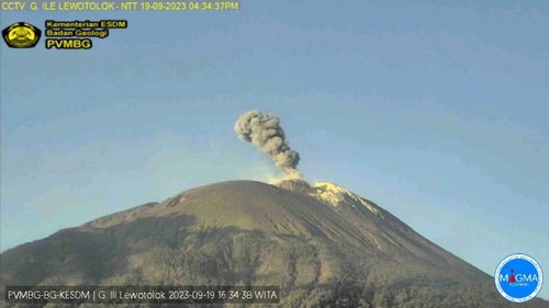 Gunung Ile Lewotolok di Kabupaten Lembata, Nusa Tenggara Timur (NTT), kembali erupsi pada pukul 16.31 Wita, Selasa (19/9/2023).