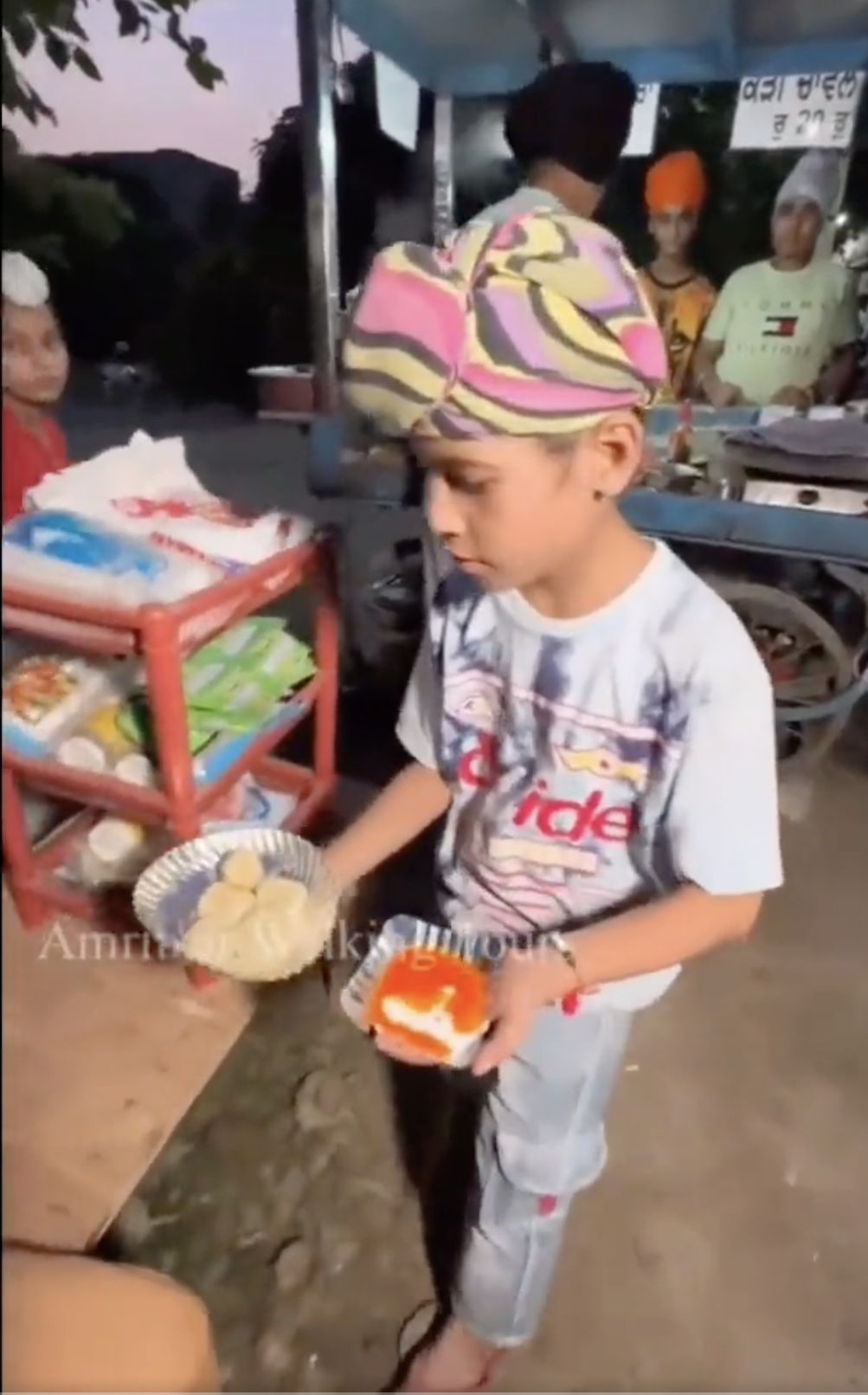 Haru! Kakak-Adik Jualan Makanan di Pinggir Jalan Demi Hal Ini