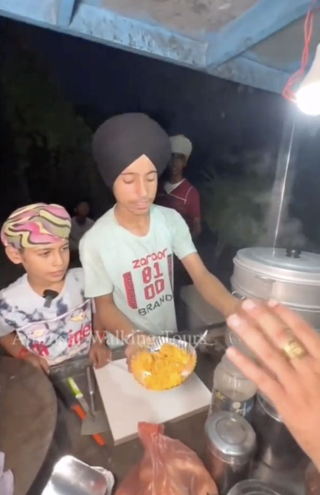 Haru! Kakak-Adik Jualan Makanan di Pinggir Jalan Demi Hal Ini