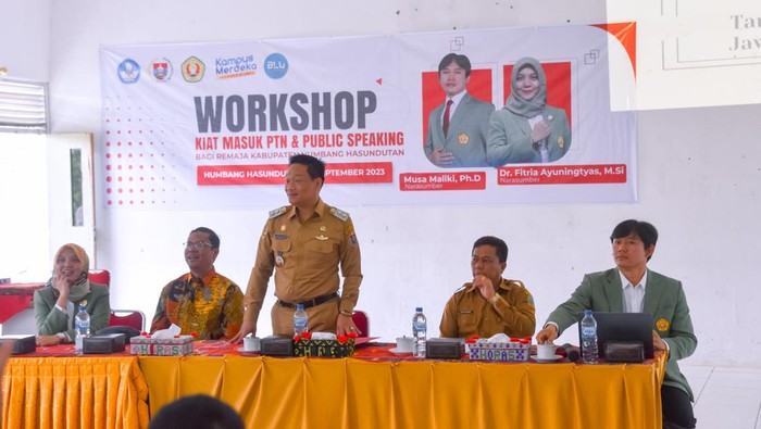 Humbahas Gelar Workshop Kiat Masuk PTN dan Public Speaking, Begini Potretnya Workshop kiat masuk PTN dan Public Speaking bagi remaja digelar di SMAN 2 Lintongnihuta, Kabupaten Humbahas, Sumut. Kegiatan dibuka langsung Wabup Oloan Paniaran Nababan.
