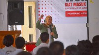 Dalam workshop itu, Dr. Fitria Ayuningtyas menyampaikan materi tentang Public Speaking bagi Remaja di Kabupaten Humbang Hasundutan. Fitria menjelaskan kemampuan dalam berkomunikasi yang baik merupakan prasyarat utama yang harus dimiliki saat ini.  