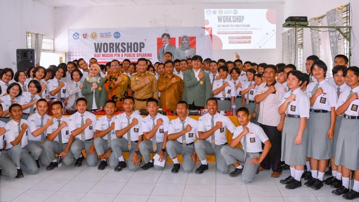 Humbahas Gelar Workshop Kiat Masuk PTN dan Public Speaking, Begini Potretnya Workshop kiat masuk PTN dan Public Speaking bagi remaja digelar di SMAN 2 Lintongnihuta, Kabupaten Humbahas, Sumut. Kegiatan dibuka langsung Wabup Oloan Paniaran Nababan.