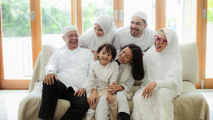 Ilustrasi keluarga dan nenek kakek