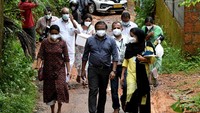 Anggota tim medis dari Kozhikode Medical College membawa sampel buah pinang dan jambu biji untuk melakukan tes virus Nipah di desa Maruthonkara di distrik Kozhikode, Kerala, India. India kembali dihantui virus Nipah hingga menyebabkan kasus kematian, tepatnya di wilayah Kerala. Sementara dua kasus kematian dilaporkan pada 30 Agustus 2023.