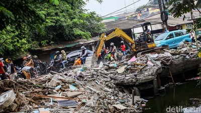 Jalan Mau Dilebarkan, Bangunan di Simpang Sasak Tangsel Dibongkar