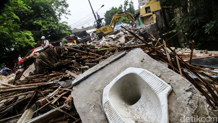 Jalan Mau Dilebarkan, Bangunan di Simpang Sasak Tangsel Dibongkar Bangunan di Simpang Sasak, Pamulang, Tangerang Selatan, dibongkar. Pembongkaran bangunan dilakukan untuk pelebaran jalan.