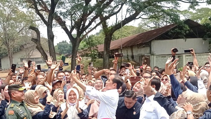 Jokowi dan Prabowo selfie dengan pegawai Pindad