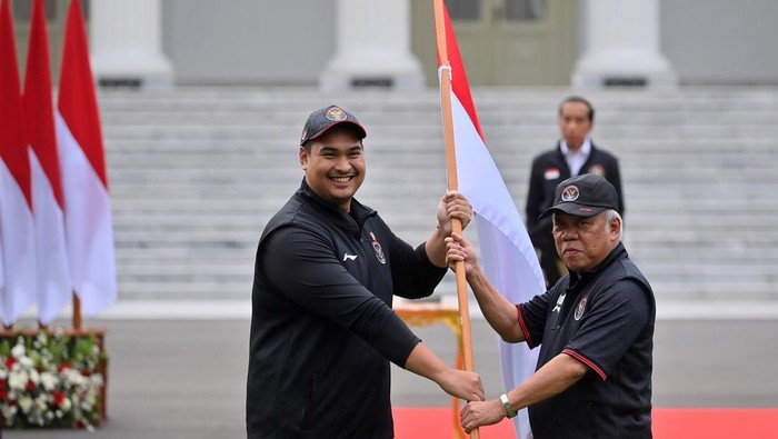 Presiden Joko Widodo (Jokowi) melepas kontingen Indonesia yang akan bertanding di Asian Games 2022 di Hangzhou, China. Pelepasan dilakukan di halaman Istana Merdeka, Jakarta, Selasa (19/9/2023).