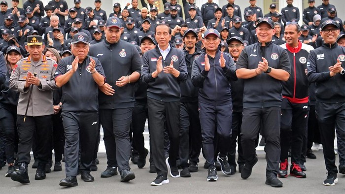 Presiden Joko Widodo (Jokowi) melepas kontingen Indonesia yang akan bertanding di Asian Games 2022 di Hangzhou, China. Pelepasan dilakukan di halaman Istana Merdeka, Jakarta, Selasa (19/9/2023).