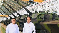 Ditemani Menteri Pertahanan, Prabowo Subianto, Jokowi menyampaikan perkembangan produksi PT Pindad saat ini. Foto: Dok. Laily Rachev - Biro Pers Sekretariat Presiden