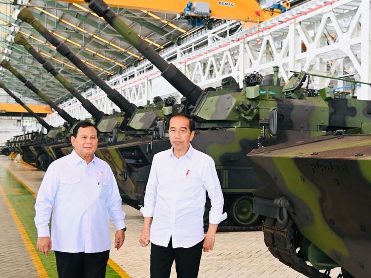 Duet Jokowi-Prabowo Pamer Alat Tempur Buatan Pindad