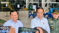 Selain Prabowo, Kepala Staf Angkatan Darat (KSAD) Jenderal Dudung Abdurachman, dan Direktur Utama PT Pindad Abraham Mose juga ikut menemani Jokowi dalam kunjungan ini. Foto: Dok. Laily Rachev - Biro Pers Sekretariat Presiden