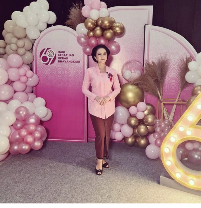 Sejak menikah dengan Dewa Prayoga pada 2015, perempuan asal Bali ini pun meninggalkan profesinya. Kadek Devi kini lebih aktif sebagai istri polisi atau Bhayangkari. Foto: Instagram