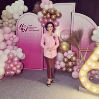 Sejak menikah dengan Dewa Prayoga pada 2015, perempuan asal Bali ini pun meninggalkan profesinya. Kadek Devi kini lebih aktif sebagai istri polisi atau Bhayangkari. Foto: Instagram