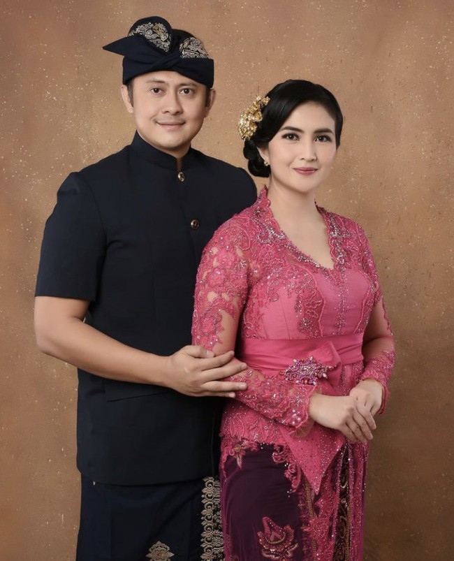 Kadek Devi bahagia tinggal bersama suaminya yang bertugas di Ditreskrimsus Polda Jawa Timur. Ia pun telah dianugerahi tiga orang putra. Foto: Instagram