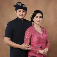 Kadek Devi bahagia tinggal bersama suaminya yang bertugas di Ditreskrimsus Polda Jawa Timur. Ia pun telah dianugerahi tiga orang putra. Foto: Instagram