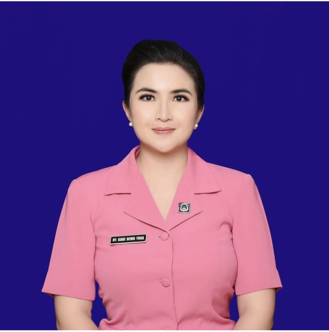 Artis dan model berusia 37 tahun ini kerap berbagi aktivitasnya sebagai Bhayangkari di media sosial. Ia pun akrab bersama ibu-ibu Bhayangkari lainnya. Foto: Instagram