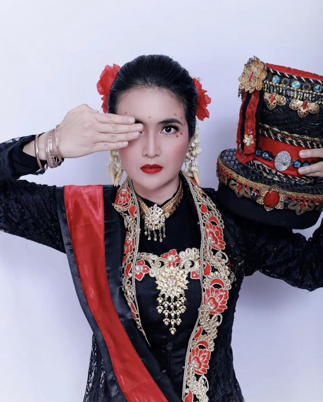 Tak sedikit dari netizen yang rindu akan sosoknya berakting di televisi. “Duuh udah sibuk banget jadi ibuk bhayangkari, kapan ya bisa main FTV lagi,” komentar netizen di Instagram Kadek Devi. Foto: Instagram