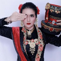 Tak sedikit dari netizen yang rindu akan sosoknya berakting di televisi. “Duuh udah sibuk banget jadi ibuk bhayangkari, kapan ya bisa main FTV lagi,” komentar netizen di Instagram Kadek Devi. Foto: Instagram