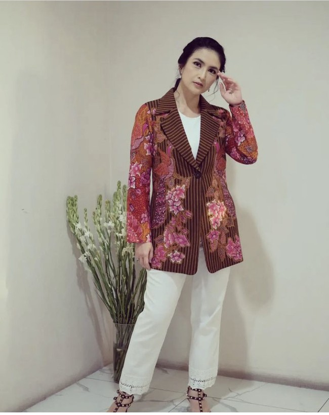 Bagaimana menurutmu dengan penampilan Kadek Devi sekarang? Apakah kamu kangen dengan artis berdarah Bali ini? Foto: Instagram