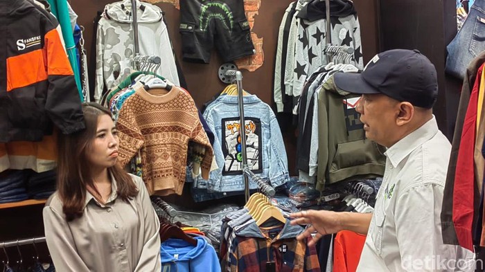 Menteri Koperasi dan UKM Teten Masduki mengecek langsung Pasar Tanah Abang, Jakarta Pusat, Selasa (19/9/2023). Teten meninjau kondisi para penjual di pasar terbesar di Asia Tenggara tersebut.