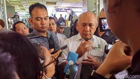 Teten menyebut rata-rata pengurangan omzet pedagang Pasar Tanah Abang mencapai 50%.  