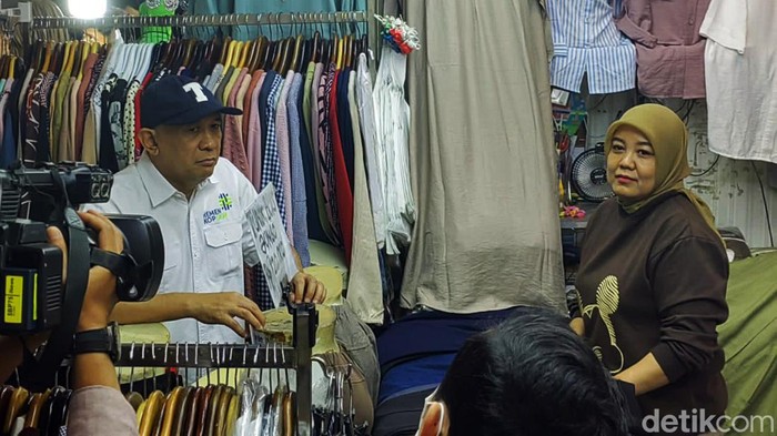 Menteri Koperasi dan UKM Teten Masduki mengecek langsung Pasar Tanah Abang, Jakarta Pusat, Selasa (19/9/2023). Teten meninjau kondisi para penjual di pasar terbesar di Asia Tenggara tersebut.