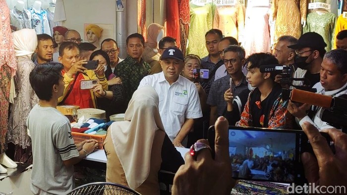 Kala Teten Dicurhati Pedagang Pasar Tanah Abang yang Omzetnya Anjlok Menteri Koperasi dan UKM Teten Masduki mengecek langsung Pasar Tanah Abang, Jakarta Pusat, Selasa (19/9/2023). Teten meninjau kondisi para penjual di pasar terbesar di Asia Tenggara tersebut.