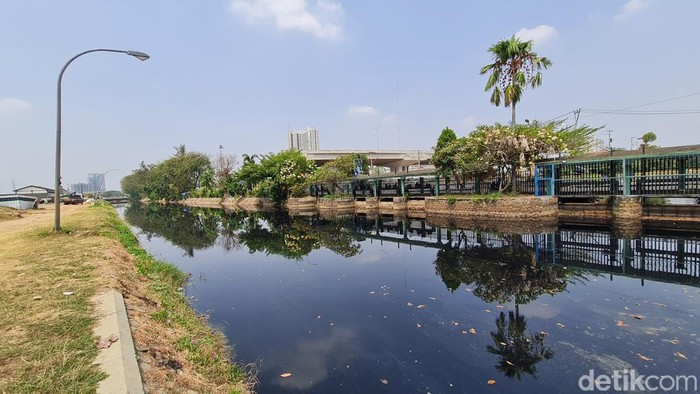Kali Bekasi Tercemar Ganggu Pasokan Air Bersih Warga Suasana aliran kali Bekasi yang tampak hitam dan bau akibat tercemar di Margajaya, Kota Bekasi, Jawa Barat, Senin (18/9/2023).