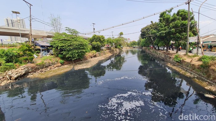 Suasana aliran kali Bekasi yang tampak hitam dan bau akibat tercemar di Margajaya, Kota Bekasi, Jawa Barat, Senin (18/9/2023).