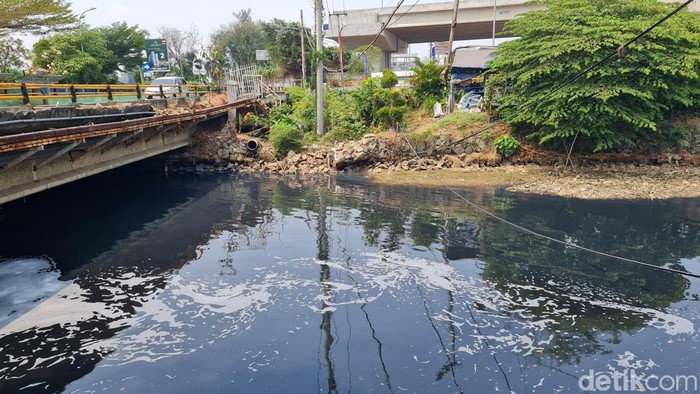 Suasana aliran kali Bekasi yang tampak hitam dan bau akibat tercemar di Margajaya, Kota Bekasi, Jawa Barat, Senin (18/9/2023).