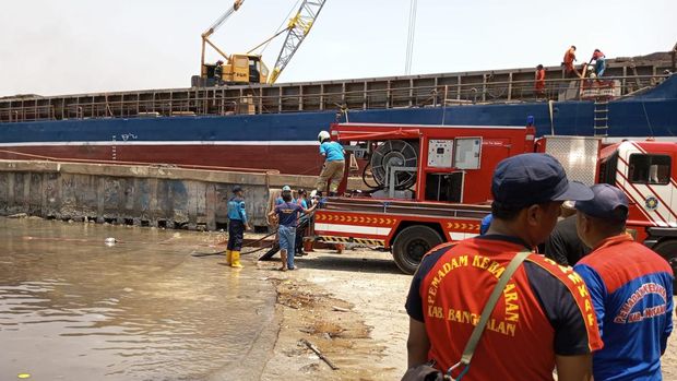 Kapal terbakar di Pelabuhan Kamal, Bangkalan.