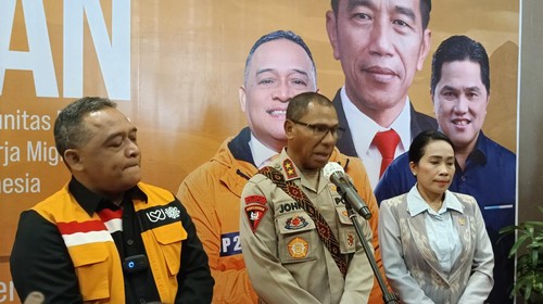Kapolda NTT Irjen Jhoni Asadoma didampingi Kepala BP2MI Benny Rhamdany saat jumpa pers di Kota Kupang, NTT, Selasa (19/9/2023). (Yufengki Bria/detikBali)