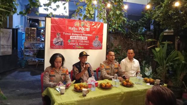 Kapolsek Mampang Prapatan Kompol David Yunior Kanitero bertemu dengan warga