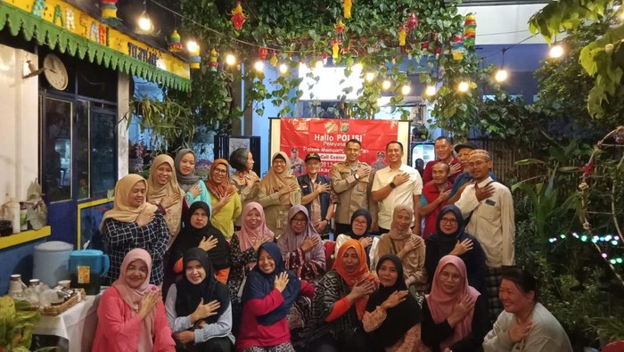 Kapolsek Mampang Prapatan Kompol David Yunior Kanitero bertemu dengan warga