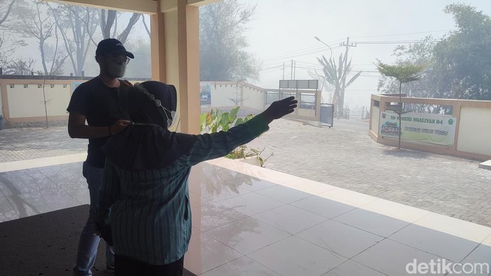 Siswa SD 4 Ngaliyan dipulangkan usai sekolah terdampak asap kebakaran TPA Jatibarang, Semarang, Selasa (19/9/2023).
