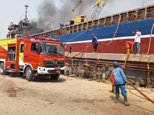 Kerugian Kebakaran Kapal Kargo di Pelabuhan Kamal Capai Rp 1 Miliar